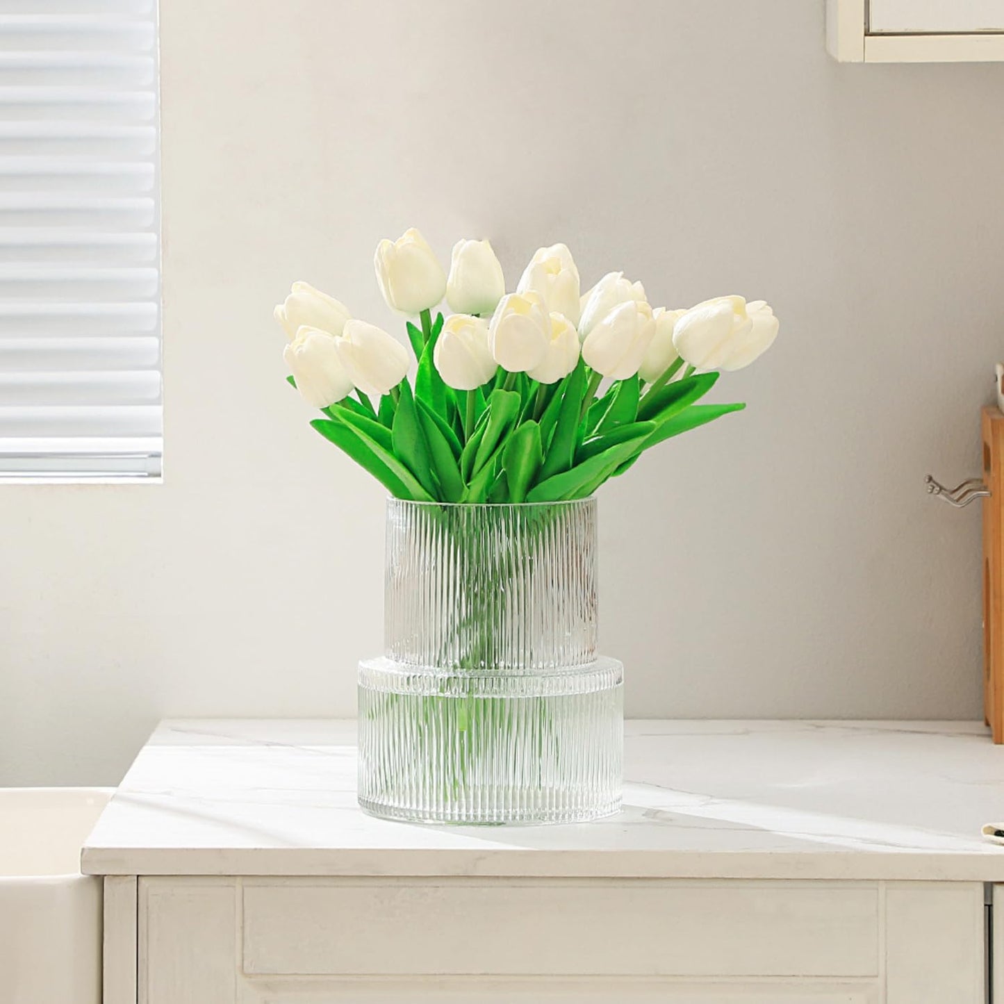 Ribbed Glass Vase, Flower Vase, Fluted Clear Vases for Flowers, Modern Vases for Living Room, Dining Table, Entryway, Shelf, Wedding, Office, Coffee Table, Birthday, 7.5 Inches